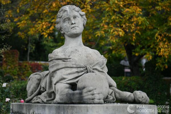 Скульптура Сфинкса у входа в Массандровский дворец в Ялте.