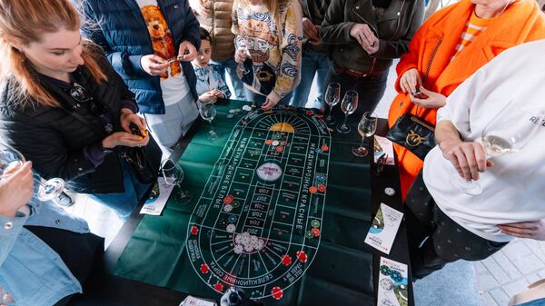 Сомелье проводит винное казино на Винной ярмарке в Воронеже, апрель, 2023
