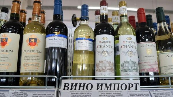 Стеллаж с импортными винами в гипермаркете Магнит