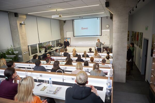 Учебный класс Школы вина Энотрия