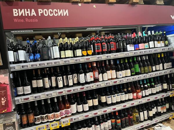 Полки магазина МЕТРО Кэш энд Кэрри