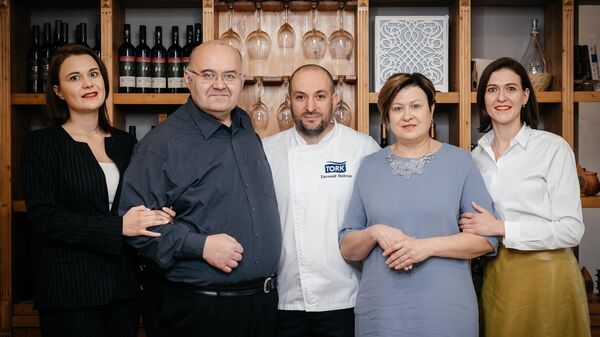 Владельцы винодельни – семья Нестеровых и шеф-повар ресторана Винотеррия Евгений Вийтык