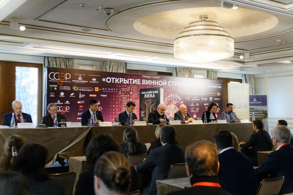 Пресс-конференция, посвященная церемонии открытия нового Авторского гида Артура Саркисяна, Москва, отель Four Seasons, 12 декабря