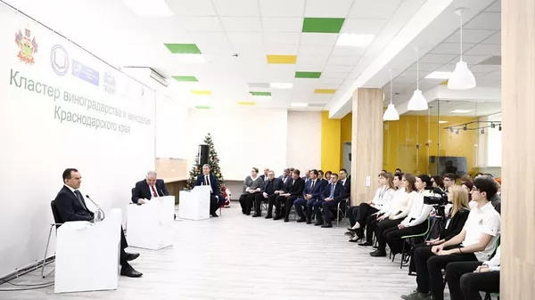 Делегация НИЦ Курчатовский институт во главе с президентом Центра Михаилом Ковальчуком посетила Кластер виноградарства и виноделия, открытый в 2022 г. на базе Анапского сельскохозяйственного техникума. 11 января 2024 г.