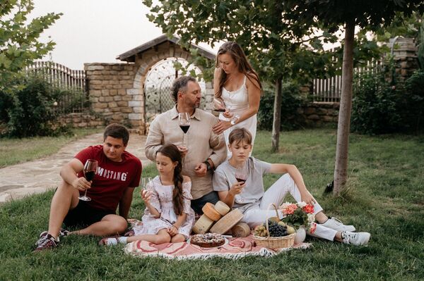 Семья Колесниковых, владельцев винодельни в Ставрополье