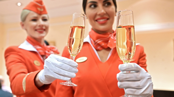 Сотрудницы авиакомпании Аэрофлот дегустируют вино на Российском винодельческом форуме в Москве.