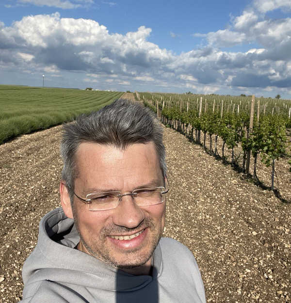 Основатель и винодел хозяйства Ароматное на винограднике (Крым, Бахчисарай, с. Ароматное)