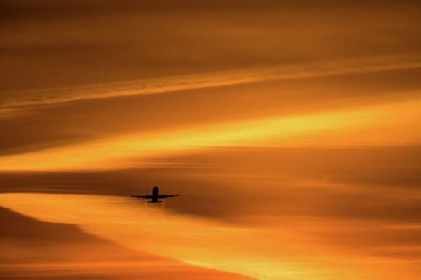 Летящий самолет Airbus A-321 авиакомпании Аэрофлот. 