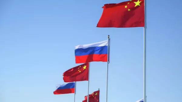 Государственные флаги России и Китая во время российско-китайского фестиваля 