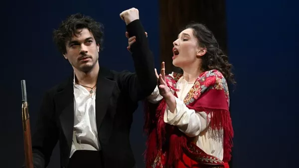 Актеры Константин Белошапка (Алексей) и Анна Чумак (Лиза (Бетси)) в сцене из спектакля Повести Пушкина режиссера Анатолия Шульева по повести Барышня-крестьянка в театре имени Евгения Вахтангова в Москве