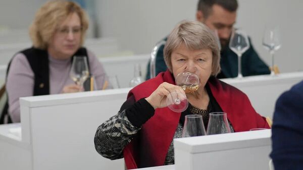 Дегустации в рамках винного конкурса Кубок АВВР 2025. Валентина Попандопуло, заместитель генерального директора по науке и качеству ООО Фанагория Дегустации в рамках винного конкурса Кубок АВВР 2025. Валентина Попандопуло, заместитель генерального директора по науке и качеству ООО Фанагория