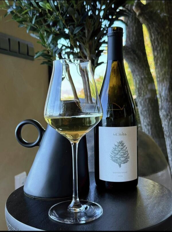 Вино сухое белое Усадьба Мезыбь Шишка. Шенен Блан 2024 Вино сухое белое Усадьба Мезыбь Шишка. Шенен Блан 2024