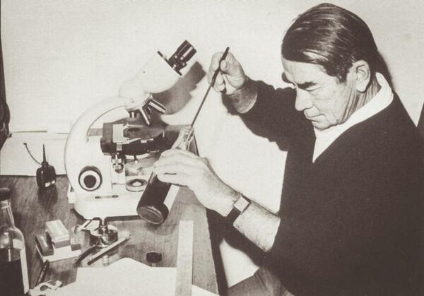 Андрей Челищев в лаборатории