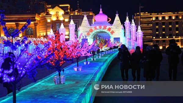 Ледяной город на международном фестивале снега и льда в городе Маньчжурия. Открытие ледового городка двадцатого китайского маньчжурского международного праздника льда и снега в пограничной туристической зоне взаимной торговли в Маньчжурии