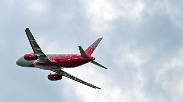 Пассажирский самолёт Сухой Суперджет 100-95B Гатчина авиакомпании Россия вылетает в Екатеринбург из международного аэропорта Красноярск им. Дмитрия Хворостовского