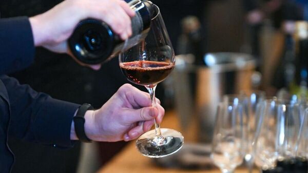 Сомелье разливает вино на презентации винного гида в ресторане Molon Lave на улице Большая Грузинская в Москве