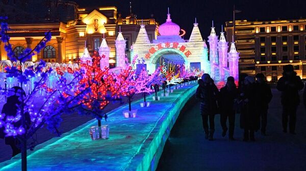 Ледяной город на международном фестивале снега и льда в городе Маньчжурия. Открытие ледового городка двадцатого китайского маньчжурского международного праздника льда и снега в пограничной туристической зоне взаимной торговли в Маньчжурии. 