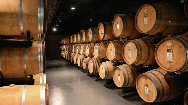 Отделение выдержки игристых вин на предприятии Золотая Балка в Севастополе.