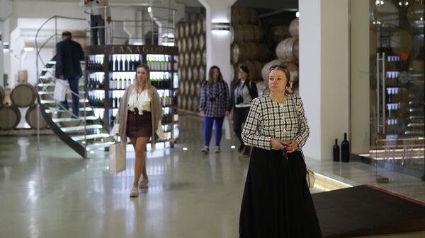 Посетители на предприятии Фанагория в Краснодарском крае. Агропромышленная фирма Фанагория – одно из крупнейших винодельческих предприятий России полного цикла производства.