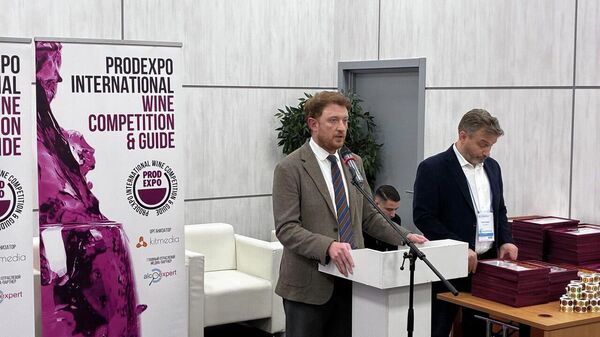Павел Майоров на церемонии награждения победителей дегустационного конкурса Винный гид ПРОДЭКСПО-2026