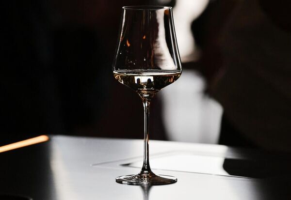 Бокал с вином в ресторане на территории центра винного туризма Winepark неподалеку от Ялты