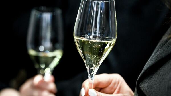 Бокал с вином в руке гостьи винотеки. 