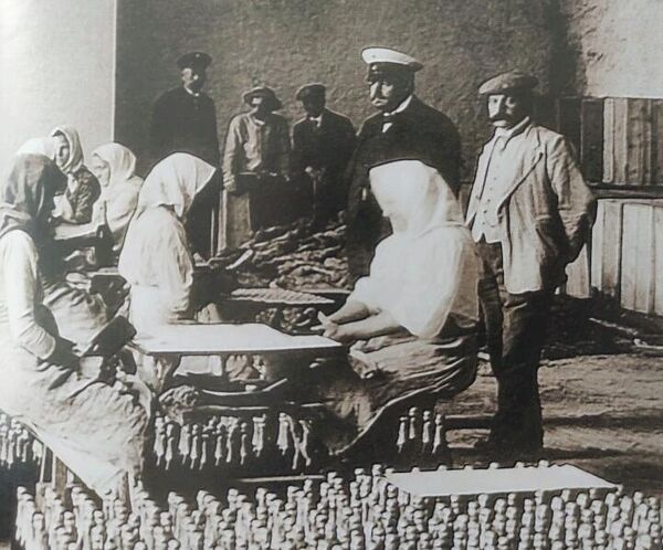 Имение Абрау-Дюрсо, 1913 г. На переднем плане стоят: управляющий А. В. Келлер и главный шампанист В. Дравиньи (справа) 