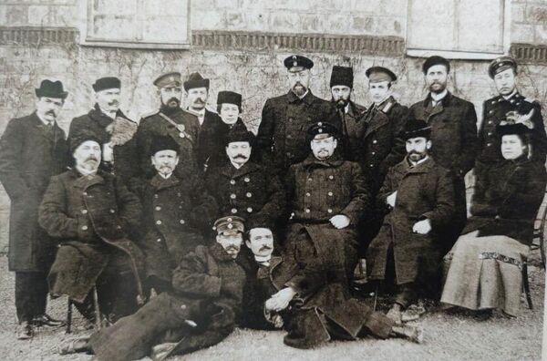 Служащие имения Абрау-Дюрсо, около 1913 г. В центре сидят: главный шампанист В. Дравиньи и управляющий А. В. Келлер (средний ряд, справа от центра)